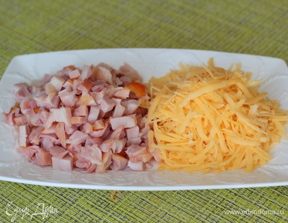 Копченый окорочок (можно взять грудку) очистить от шкурки и нарезать кубиками, сыр натереть на крупной терке.