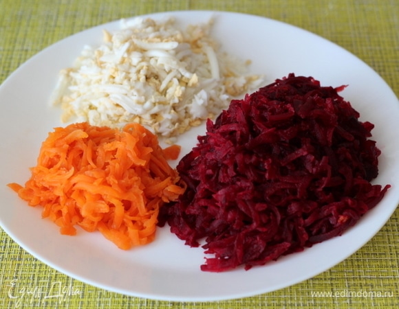 Вареные яйца, вареную морковь, вареную свеклу натереть на терке.