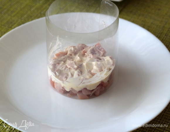 Промазываем майонезом. Следующие слои: вареные яйца, майонез, морковь, майонез, сыр, майонез.