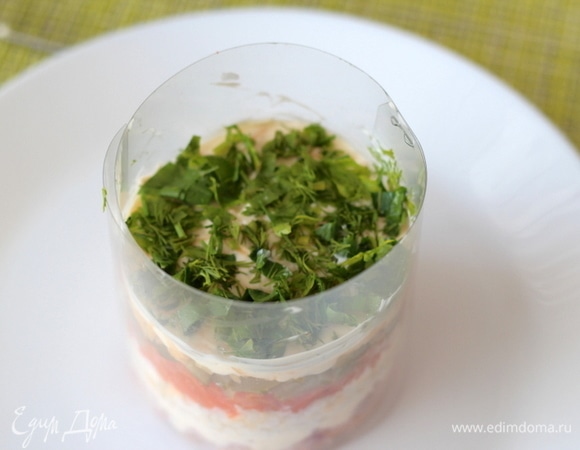 Сверху посыпаем рубленой зеленью. Ставим пока в холодильник.