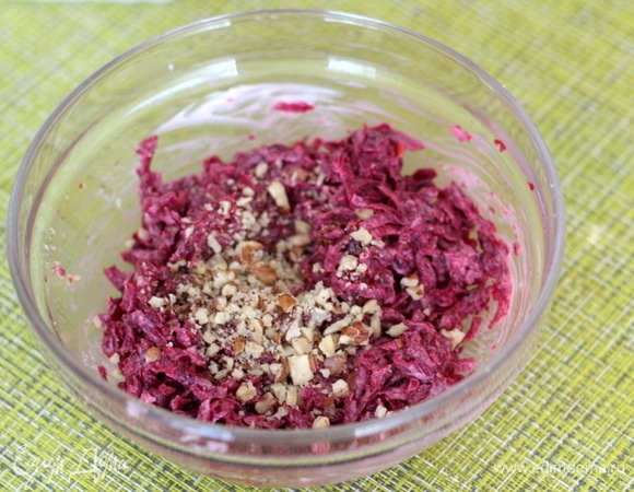 К тертой свекле добавляем рубленые орехи и майонез, перемешиваем.