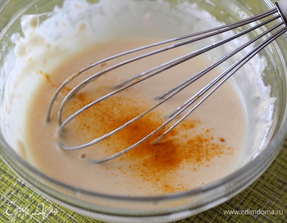 Пока салатик настаивается, испечем 2 блинчика. Для этого смешиваем муку, воду и яйцо, добавляем щепотку соли. Хорошо перемешиваем, тесто должно получиться, как обычное блинное, без комочков. Густоту теста регулируем водой. Добавляем ст. ложку растительного масла, и я добавила для цвета щепотку куркумы (можно и без нее), еще раз перемешиваем и жарим 2 блинчика.