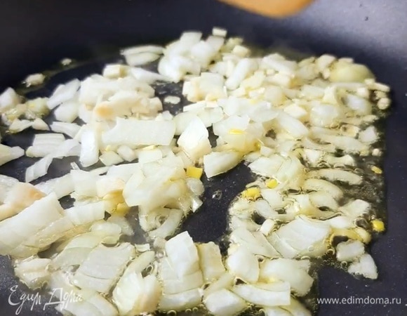 Лук и чеснок мелко нарезаем и пассеруем на оливковом масле пару минут. Затем добавляем белое сухое вино и выпариваем его минутку.