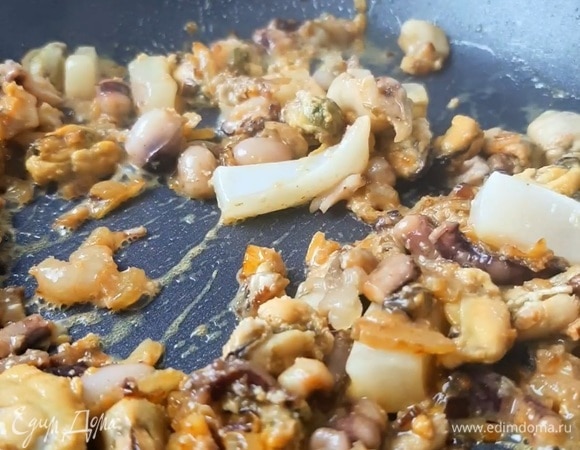 В качестве морепродуктов я использовала замороженный морской коктейль. Можно взять кальмары, мидии и креветки. Мидии настоятельно рекомендую тщательно промывать каждую отдельно: в них очень часто внутри остаются осколки раковин. Отправляем наши морепродукты в сковороду и обжариваем пару минут.