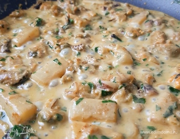 Затем вливаем 100 мл воды и добавляем творожный сыр. Солим, перемешиваем все и готовим еще пару минут. Готовое блюдо обязательно посыпаем рубленой петрушкой.