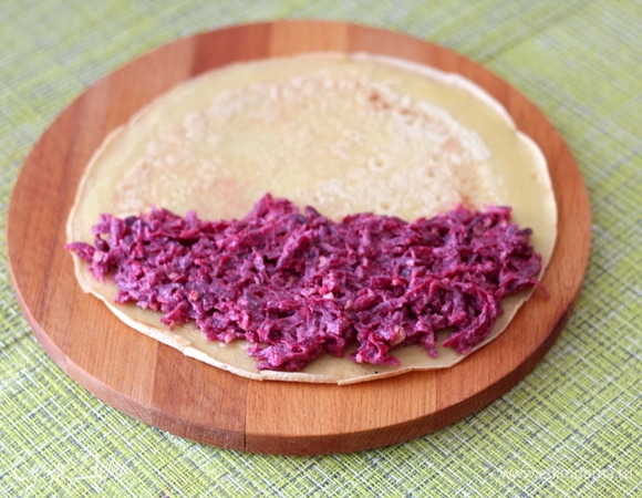 На блинчик выкладываем свеклу с майонезом. Пустое место блинчика немножко смазываем майонезом.