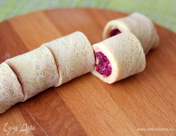 Разрезаем блинчик на кусочки.