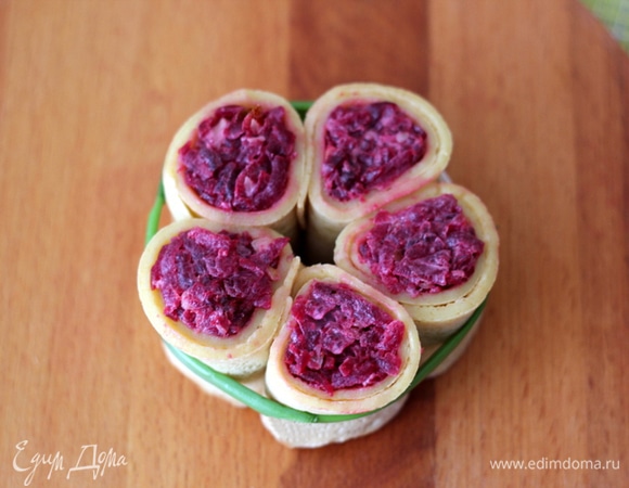 Стягиваем лепестки цветка пером лука или ниткой сыра-косички (если есть).