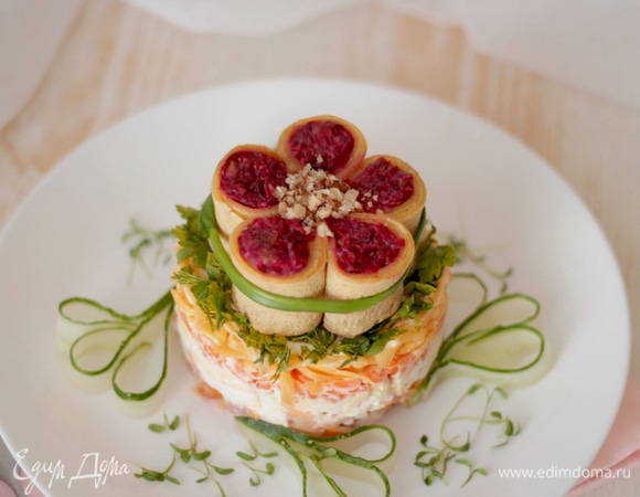 В серединку цветка насыпаем рубленый орех. Украшаем по своему вкусу.