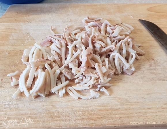 Кальмаров отварить, остудить, нарезать соломкой.