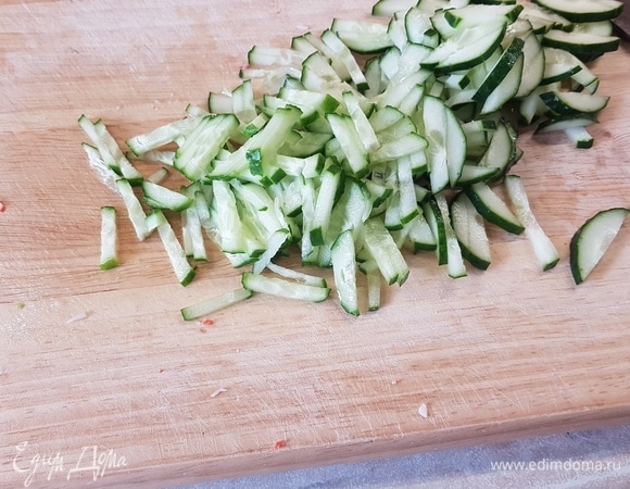 Огурцы нарезать соломкой.