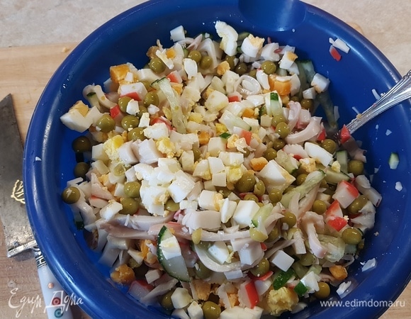 Яйца отварить и нарезать кубиком. Добавить консервированный горошек. Все перемешать и заправить майонезом.