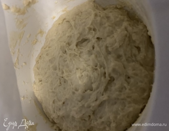 Вода должна быть теплой. В ней растворить мед. Просеянную муку смешать с остальными ингредиентами. Перемешать в емкости, в которой будет подходить тесто, до однородности. Не замешивать (это важно).