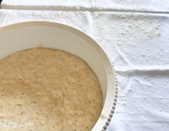 Закрыть пищевой пленкой и оставить при комнатной температуре на 12 часов. Удобно ставить тесто на ночь, а утром к завтраку испечь хлеб.