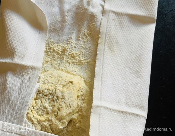 Пока тесто отдыхает, включаем духовку на 260°C. Для выпечки хлеба понадобится кастрюля с высокими бортами (18–20 см в диаметре). Эта кастрюля вместе с крышкой (не должно быть деталей из пластика и т. д., чтобы в духовке не расплавились) прогреваются в духовке минут 15–20.