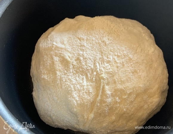 Через 30 минут открываем тесто, достаем горячую форму из духовки, перекладываем в нее тесто, накрываем крышкой, уменьшаем градусы до 220 и ставим в духовку на 30 минут.