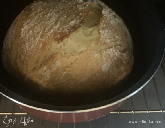 Через 30 минут открываем крышку и продолжаем печь еще 30 минут. Никаких надрезов на тесте я не делала, вся эта красота происходит самостоятельно.