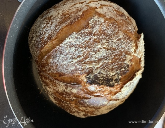 Готовый хлеб перекладываем на решетку до полного остывания.