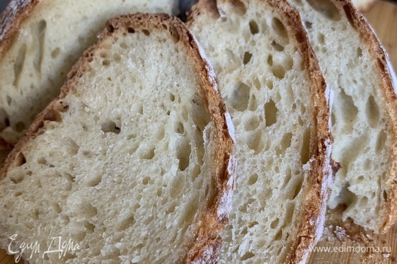 Остывший хлеб нарезаем на кусочки, смазываем сливочным маслом и наслаждаемся!