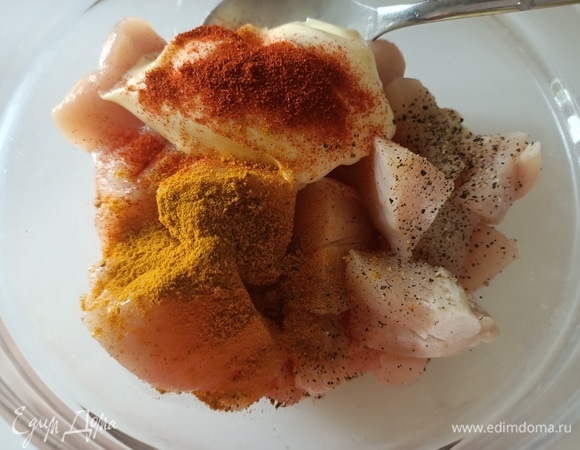 Куриное филе нарезать. Добавить майонез, карри, сладкую паприку, черный молотый перец и соль. Хорошо перемешать. Накрыть пищевой пленкой и оставить на 20 минут.