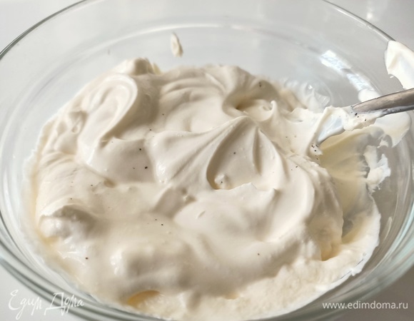 Пока куриное филе маринуется, необходимо приготовить соус бешамель. Для этого в кастрюле с толстым дном растопить сливочное масло, добавить муку. Держать на огне, пока мука не станет слегка золотистого цвета. Затем добавить горячее молоко и варить на слабом огне 5–6 минут до загустения. Снять с огня, добавить соль, перец и мускатный орех. Перемешать. Накрыть пищевой пленкой, чтобы избежать образования корки на поверхности соуса.