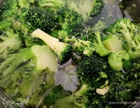 Вскипятить воду, посолить и отварить брокколи до полуготовности.