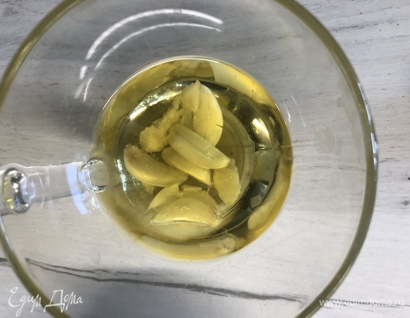 Давим чеснок, отправляем в оливковое масло, добавляем полчайной ложки уксуса.