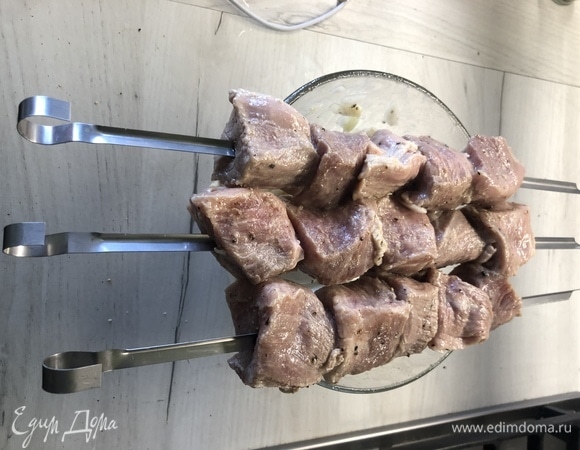 На шампура (шпажки) нанизываем мясо без лука.
