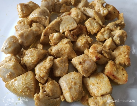 В сковороду добавить немного оливкового масла и обжарить куриное филе. Не перемешивайте его первые пару минут после того, как бросили в сковороду. Сперва должна образоваться корочка, тогда мясо не пустит сок на сковороду и даст возможность именно пожарить его, а не потушить в собственном соку.