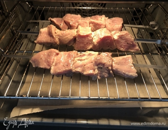 В разогретую до 230°C духовку отправляем шампура на решетке минут на 30–40, снизу ставим противень, застеленный пергаментом.