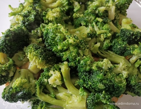 На дно формы для запекания выложить кусочки куриного мяса. Сверху уложить брокколи.