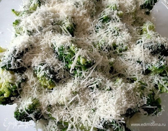 Посыпать тертым сыром.