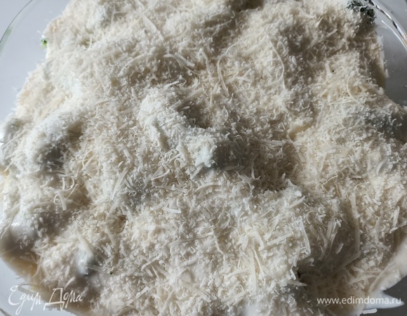 Далее идут соус бешамель и сыр.