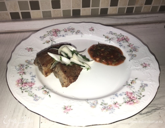 Лук маринуем: 1 луковица (нарезанная кольцами или полукольцами) + стакан воды (250 мл) + 1 столовая ложка сахара + 1 чайная ложка соли + 1 чайная ложка уксуса. После маринования добавляем зелень. Все готово! Приятного аппетита!