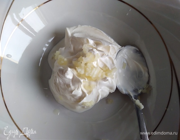 Голени промыть и обсушить бумажным полотенцем. Соединить в миске или контейнере сметану, давленый чеснок.