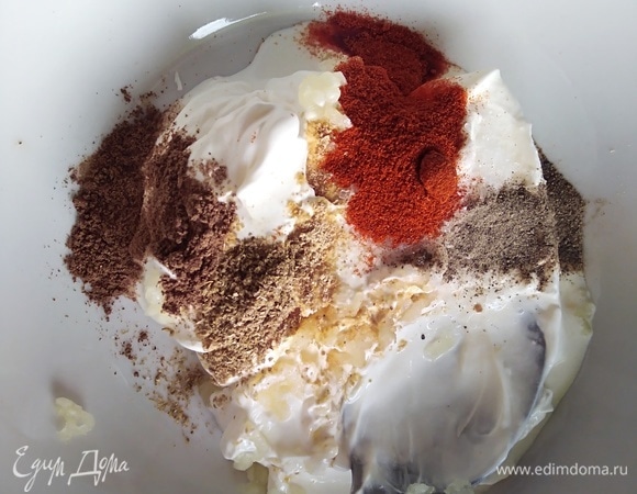 Добавить все специи и перемешать.