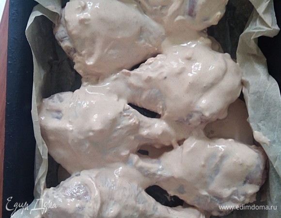 Духовку разогреть до 220°C. Форму выстелить бумагой или фольгой, смазать маслом. Переложить голени.