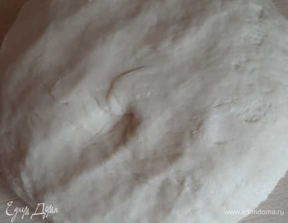 Замесить тесто, смешав все ингредиенты. Оставляем на 10–15 мин.