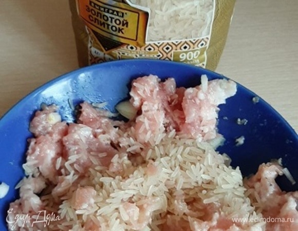 Делаем фарш, добавляем соль, перец, лук и рис.