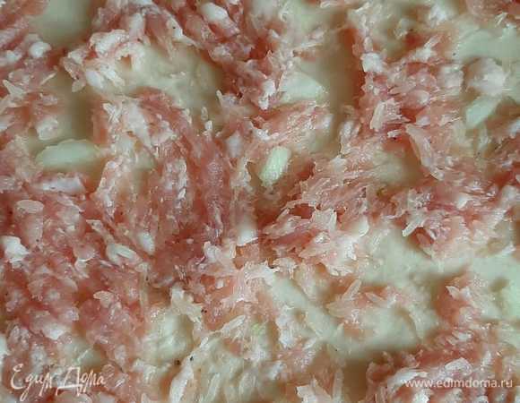 Раскатываем тесто в пласт и размазываем по нему фарш.