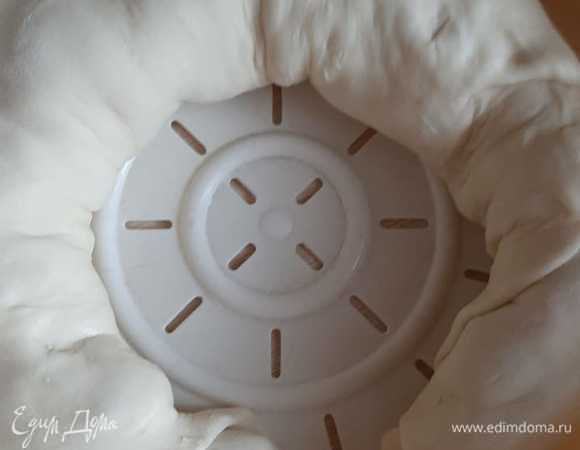 Сворачиваем и отправляем в мультиварку на 40 минут, режим — «на пару».