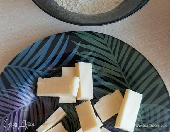 Сыр режем брусочками.