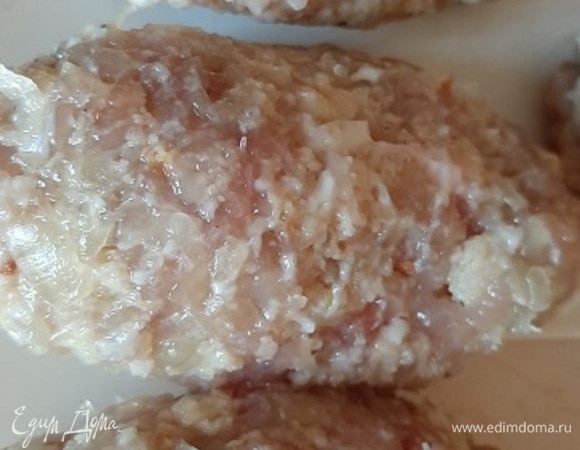 На лепешку фарша выкладываем кусочек сыра, формируем котлетку. Обвалять в яйце и панировочных сухарях. И обжариваем до готовности.