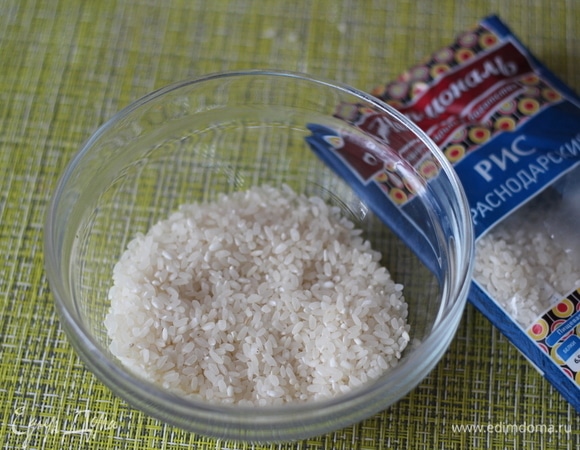 Рис хорошо промыть, пока вода не станет прозрачной. В сотейник с толстым дном налить воду, довести до кипения и выложить промытый рис. Довести до кипения и варить на среднем огне под крышкой минут 10, пока вода полностью не выкипит. Вылить в кашу горячее молоко, перемешать, добавить соль и варить до готовности, периодически помешивая, минут 10 на слабом огне. Добавить по вкусу и по желанию сахар (я не добавляла).