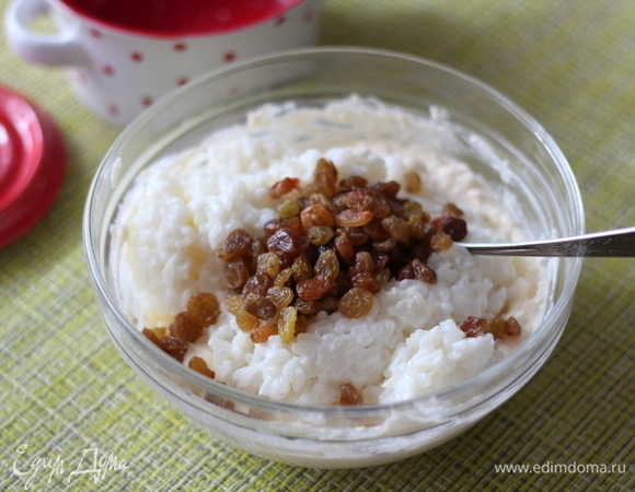 Смешать остывший рис, творожную массу и изюм, перемешать. Если любите послаще, добавьте сахар по вкусу, мне достаточно сладости изюма.