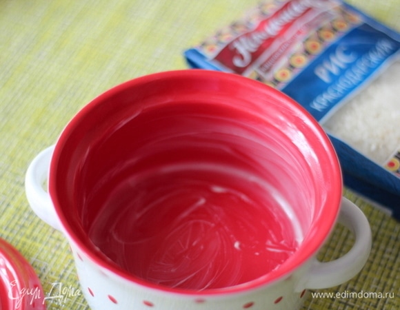 Формы для запекания (у меня 2 горшочка вместимостью 300 мл, можно взять одну большую или несколько поменьше) смазать сливочным маслом.