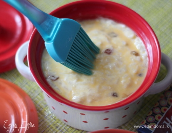 Смазываем желтком, он даст верхушечке пудинга румяную корочку. Выпекаем в заранее разогретой до 160°C духовке 30–35 минут до получения румяной корочки. Время запекания в вашей духовке может отличаться!