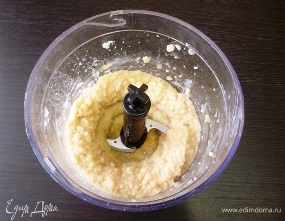 Горох сварить до готовности и измельчить в блендере. Можно пропустить через мясорубку.