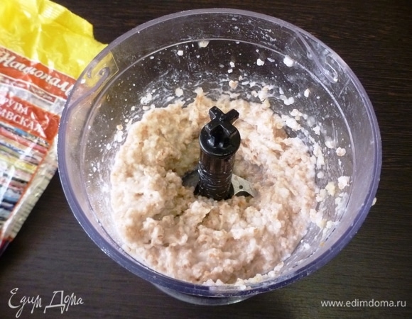 Пшеничную крупу сварить до готовности и тоже измельчить блендером. Я взяла крупу «Полтавская» ТМ «Националь».