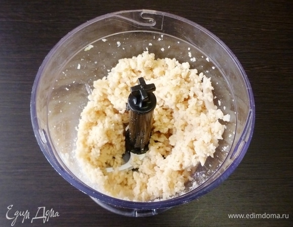 Картофель сварить в мундире, охладить, очистить и измельчить в блендере.